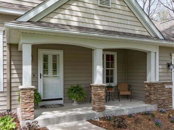 3220 Wickshire Ln, Kalamazoo, MI 49009