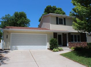 3256 Greenfield Rd, Bettendorf, IA 52722