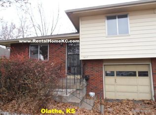 1407 E Ridgeway Dr, Olathe, KS 66061