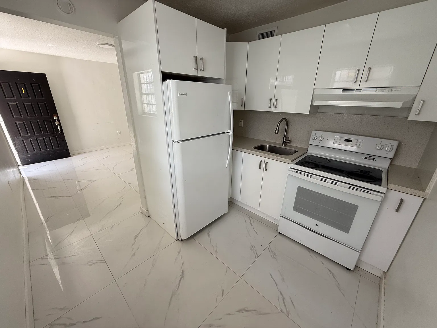 2 bed, 700 sqft, $2,100 — Photo 3
