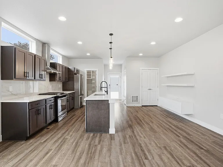 1518 N Newton St — Photo 12