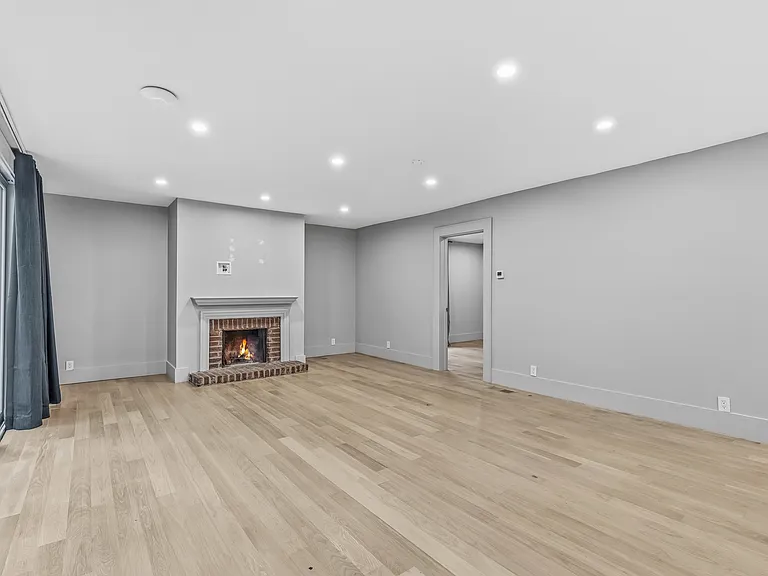 413 8th St NE #B — Photo 1