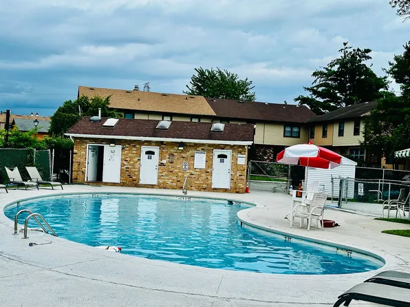 2204 Merrywood Dr, Edison, NJ 08817