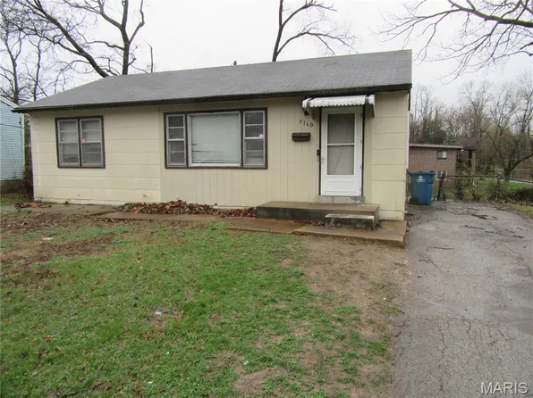 9160 Loganberry Ln, Saint Louis, MO 63121