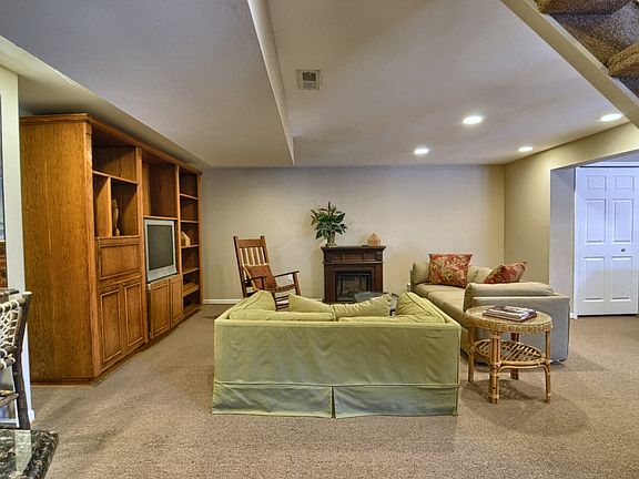 3rd image of 1223 Valley Stream Dr