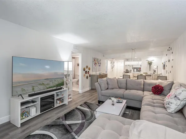 8901 S Hollybrook Boulevard #201, Pembroke Pines, FL 33025