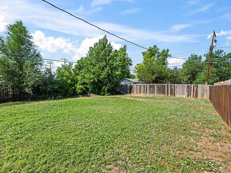 1545 Xanthia St — Photo 21