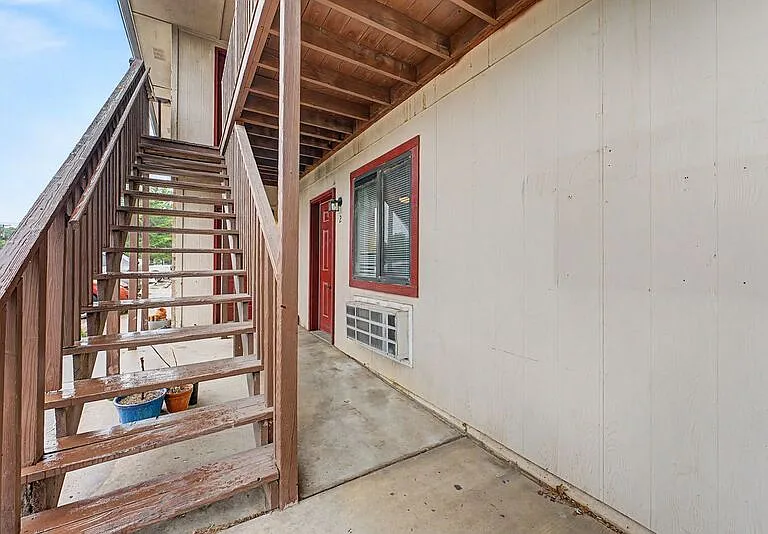1037-1045 S Happy Hollow Rd — Photo 38