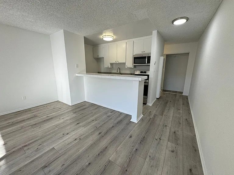 6736 Cleon Ave — Photo 2