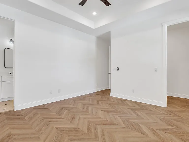 912 E Henry St — Photo 24