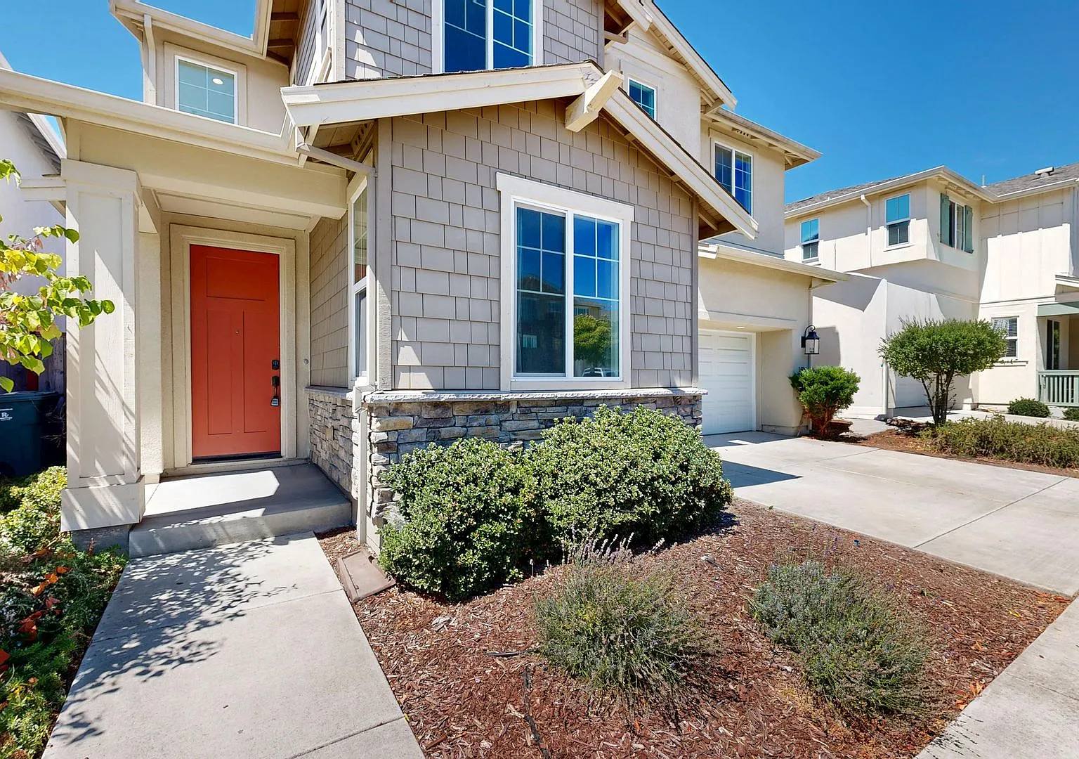 Bright Four Bedroom Three Bathroom Two Story Single Family Home — Photo 3