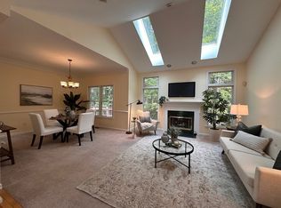 7 Stonegate Ln UNIT 7, Bedford, MA 01730