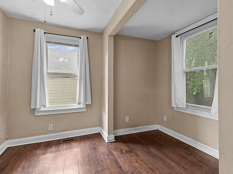 635 W 29th St — Photo 14