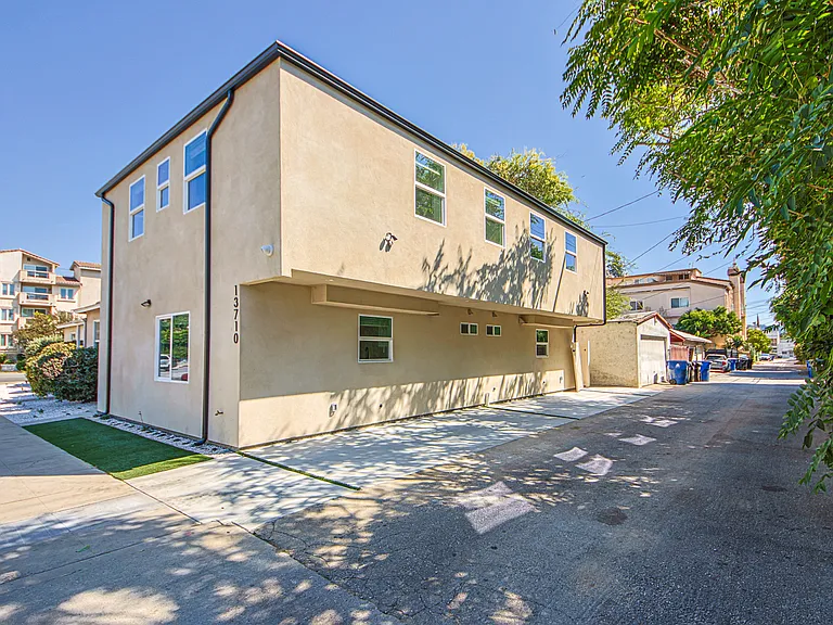 13708 Collins St — Photo 18