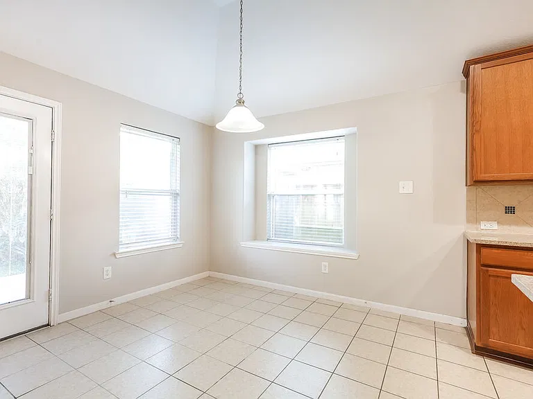 21519 Kings Bend Dr — Photo 5