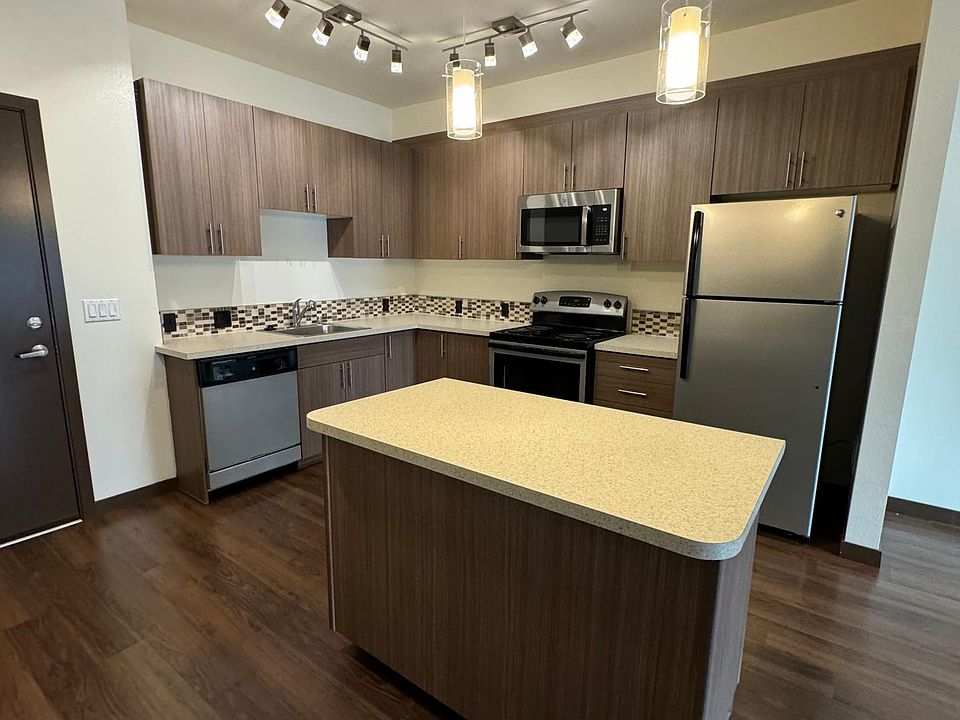 1st image of 736 8th Ave NE #113