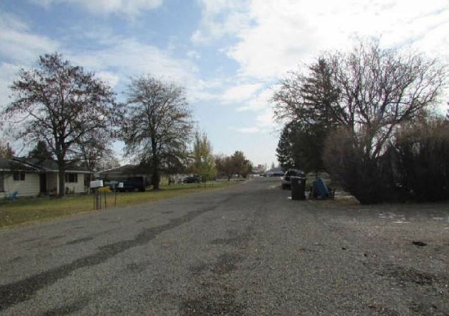 Exterior Neighborhood (street photo)