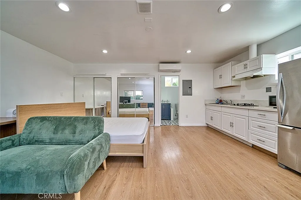 Studio, 420 sqft, $1,900 — Photo 3