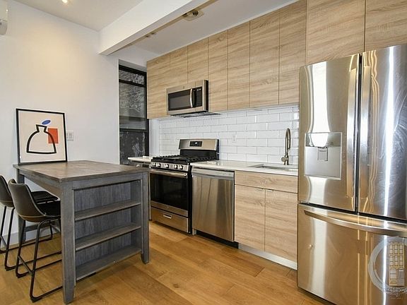 2nd image of 395 Kosciusko St #3C