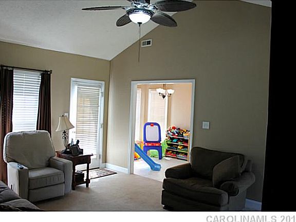 4th image of 111 Woodbend Dr