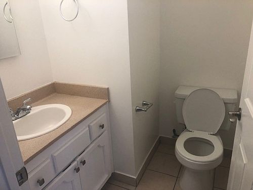 5th image of 6709 Woodley Ave