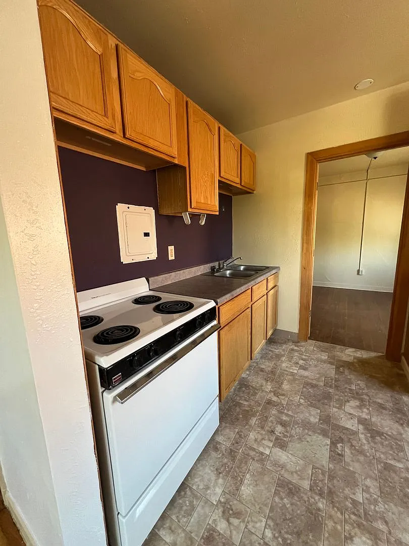 1 bedroom 1 bathroom Upstairs Apartment - White Pine Apartments — Photo 2