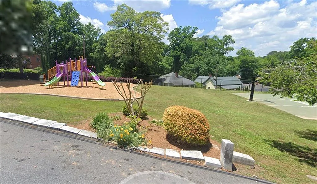 3 bed, 2.0 bath, 1232 sqft, $2,300 — Photo 2