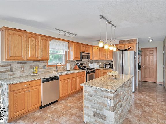 3rd image of 529 Hollyberry Ln