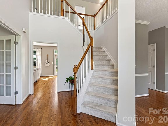 5th image of 394 English Oak Rd