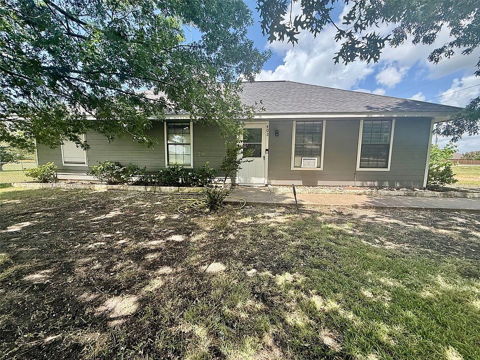 1st image of 402 Lloyds Ln