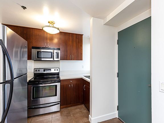 5th image of 2828 University Ave Unit 404