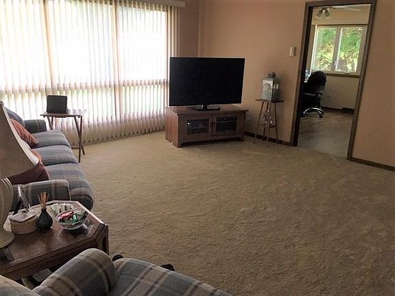 2nd image of 98 S Daisy Ln
