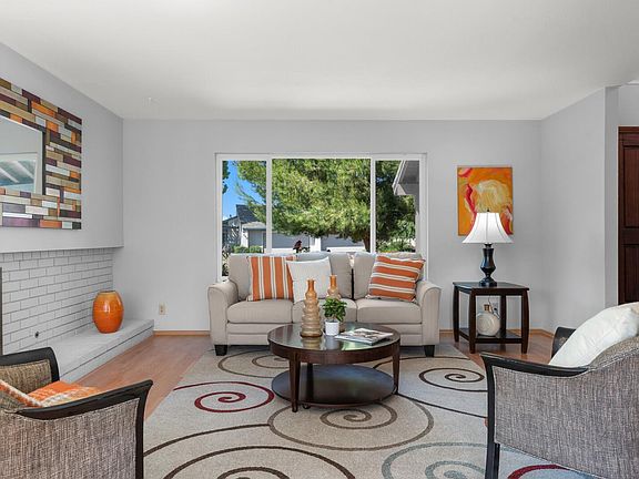 3rd image of 165 Beach Park Blvd