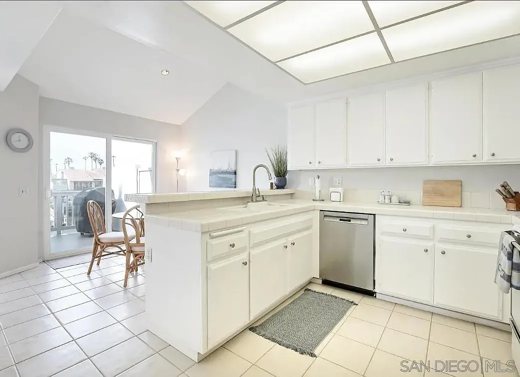 2 bed, 2.0 bath, 1665 sqft, $5,500 — Photo 4