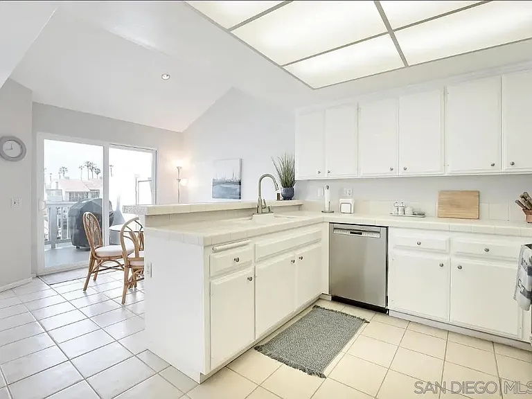 66 Kingston Ct W — Photo 4