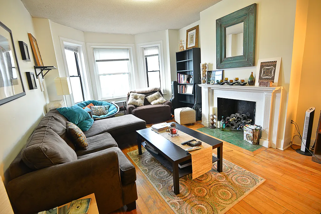 3 bed, 820 sqft, $3,300 — Photo 3