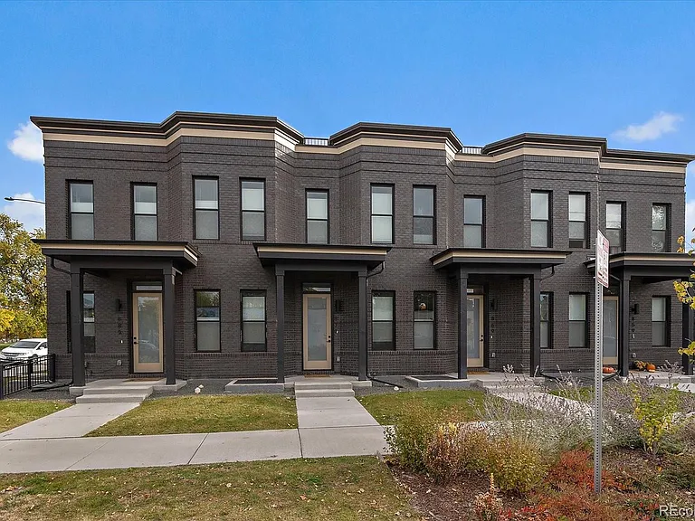 879 30th St — Photo 1