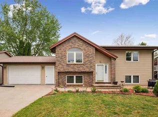 607 E Pershing Dr, Brooklyn, IA 52211