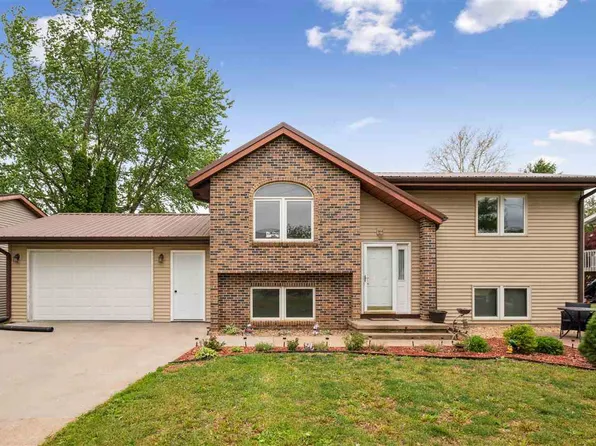 607 E Pershing Dr, Brooklyn, IA 52211