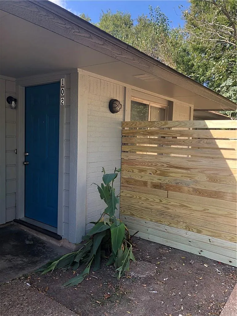 3 bed, 1.5 bath, 1047 sqft, $1,250 — Photo 1