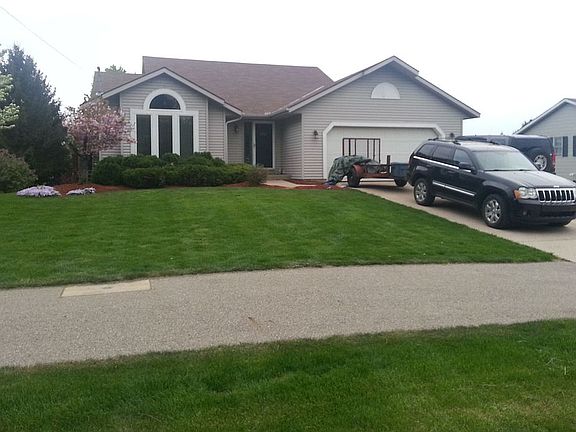 Large Driveway (enough for 4 cars)