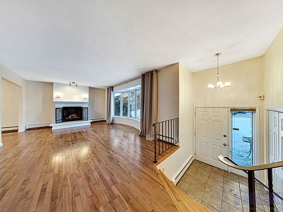 3rd image of 419 Chitek Cres
