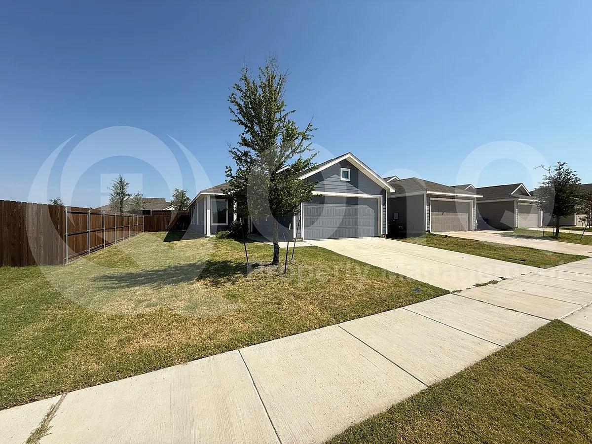 3 bed, 2.0 bath, 1436 sqft, $2,000 — Photo 3