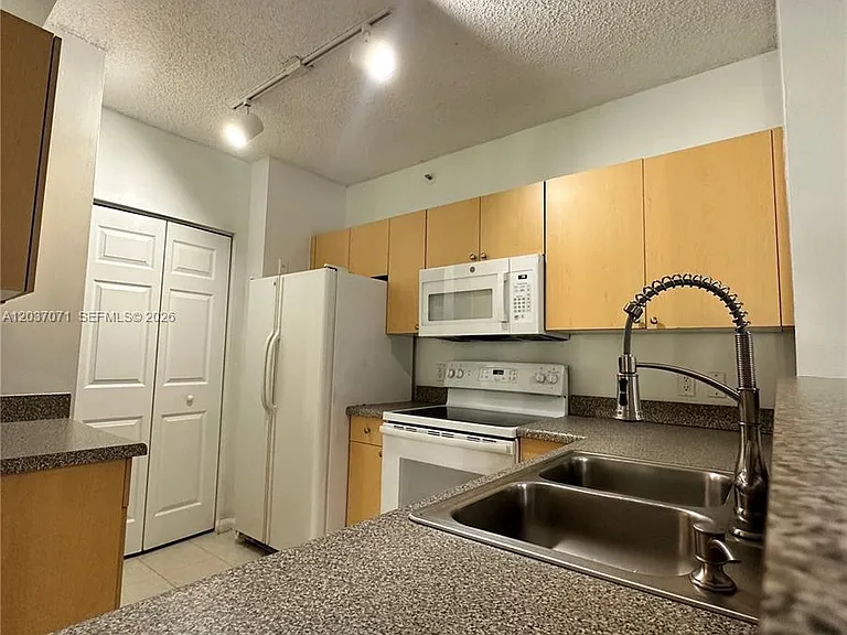 8050 N Nob Hill Rd #102 — Photo 4