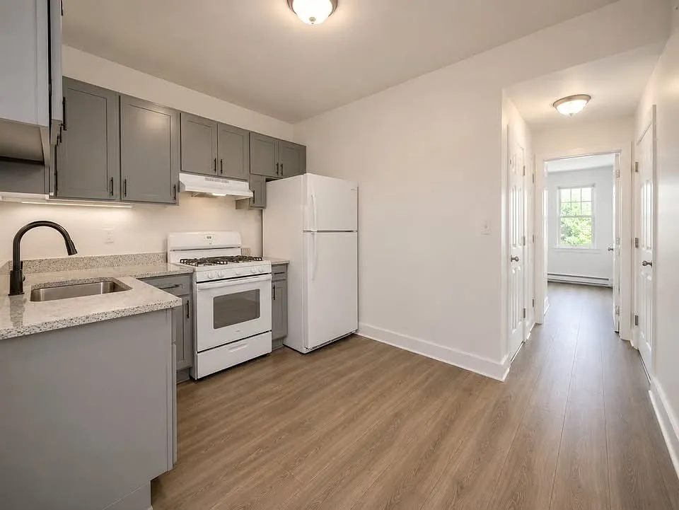 3 bed, 9999 sqft, $2,900 — Photo 2