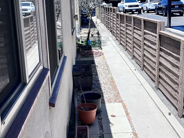 Side yard facing to rear