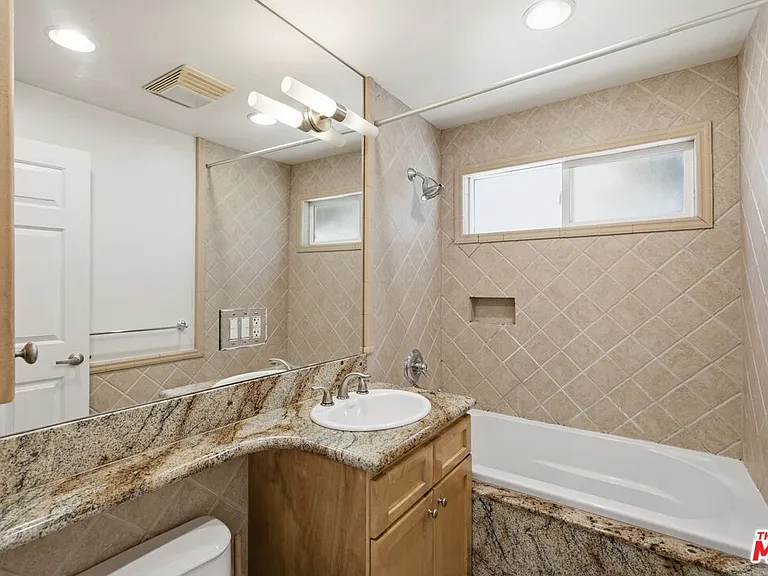 1155 N Clark St #1 — Photo 10