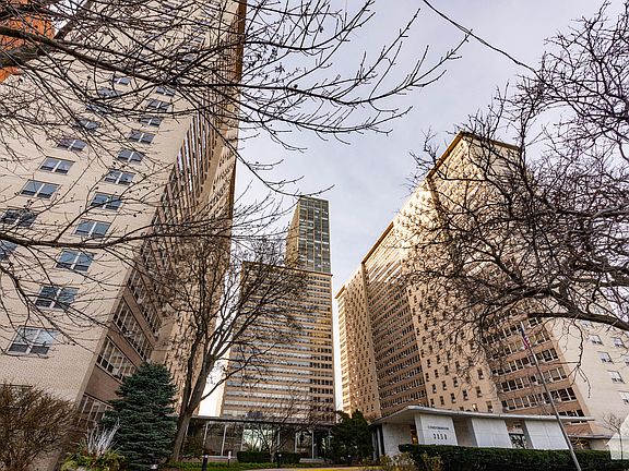 2nd image of 3950 N Lake Shore Dr APT 1216