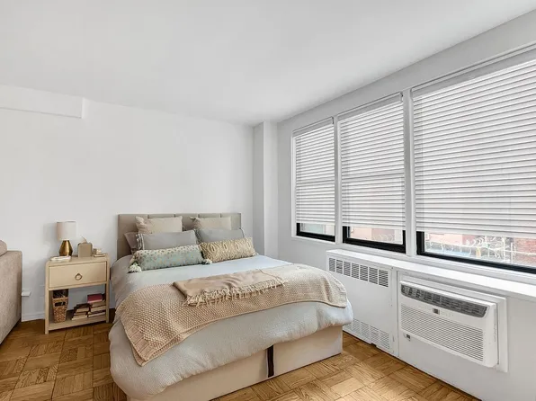 241 E 76th St APT 2B, New York, NY 10021