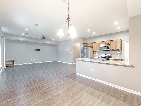 5th image of 2561 Pineridge St